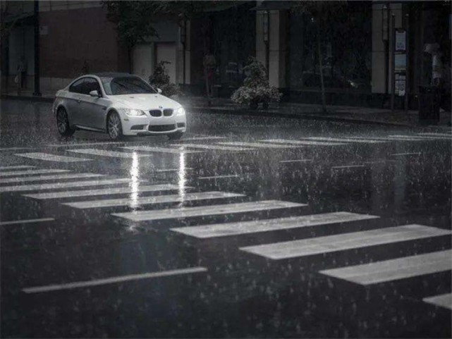 一场大雨撕开了驾照考试的