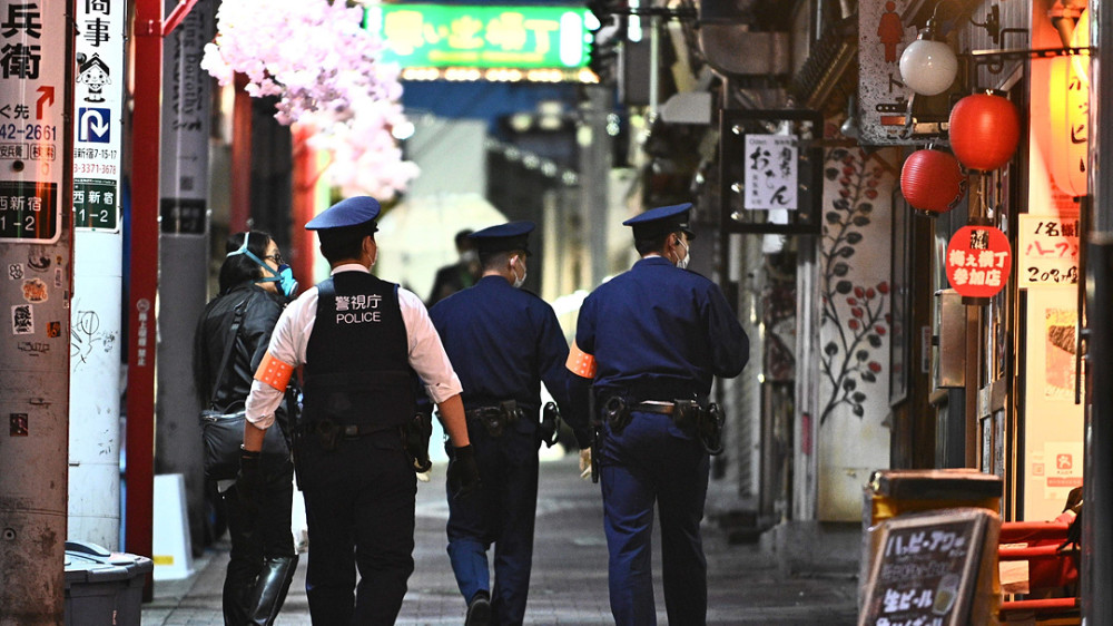 日本警察在东京街头执勤