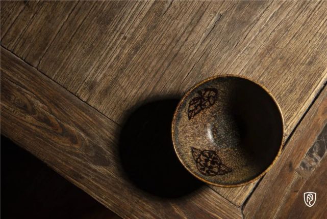 简介:剪纸贴花是吉州窑的名品之作,也是宋瓷中最具创意的陶瓷品类
