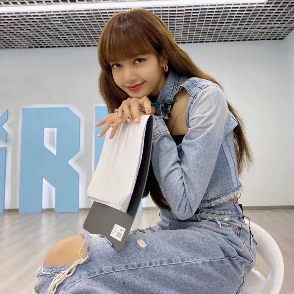 泰国美女lisa穿搭,几块布料的遮掩,让大家一睹为快