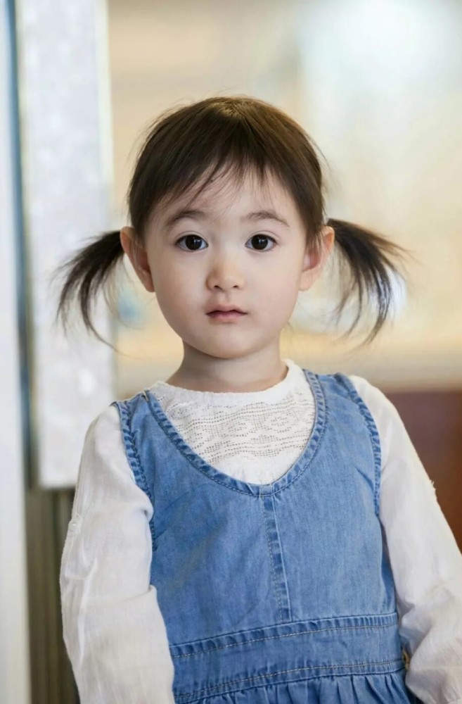 李小鹏女儿奥莉8岁了,整容失败式长残,网友:遗传了该死的脸型