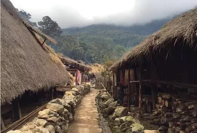 中国深山中发现一原始部落,住的是茅草屋,曾存有残忍