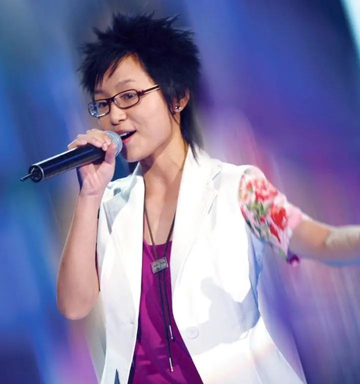 "恭喜 08 号选手李宇春,获得 2005 年超级女声全国总冠军!