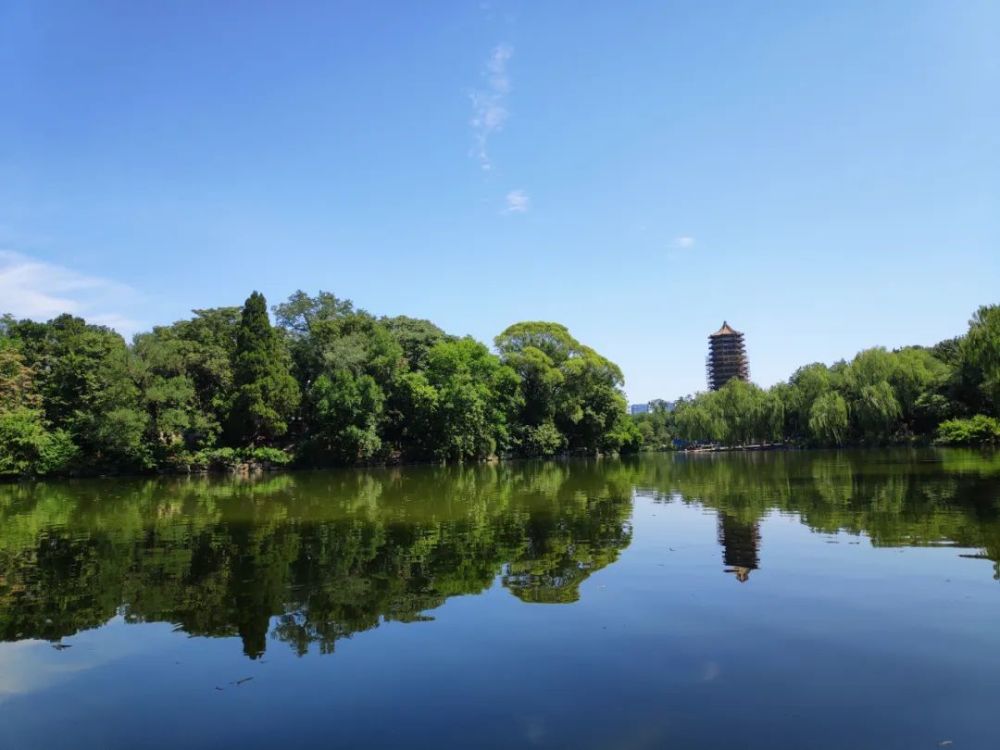 北大以"一塔湖图"闻名,即博雅塔,未名湖和北京大学图书馆.