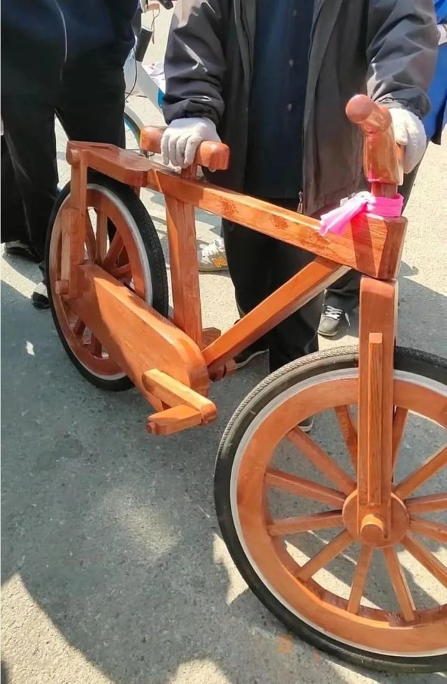 葫芦岛一大哥自行车纯木头制作,太气派了!