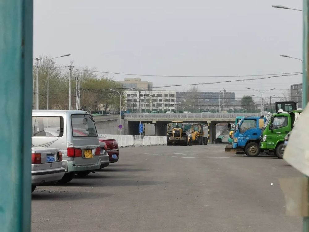 此前有媒体报道,改扩建后的小红门路规划名称为龙爪树路,从红坊路起