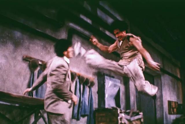 1994年成龙,李连杰上演功夫对决,造就两部经典,票房却