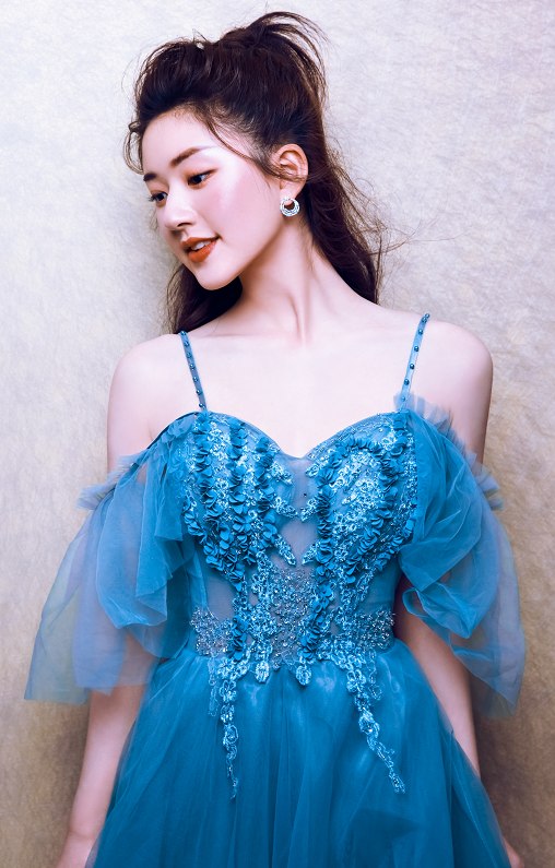 赵露思穿蓝色吊带裙拍写真,谁注意她的腰线了?网友:确定认真的?