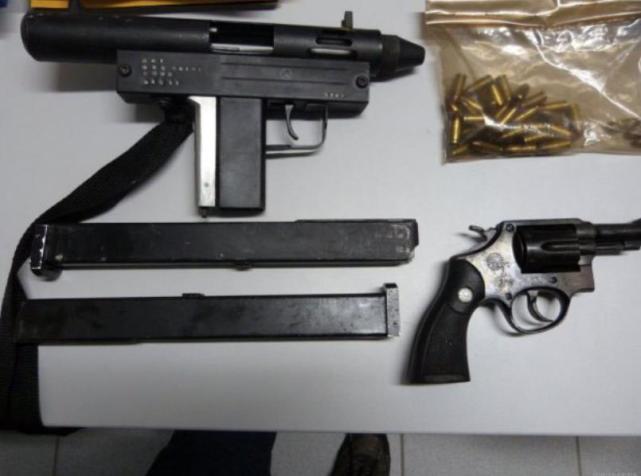 巴西警方展示缴获的自制武器,枪管仅长3厘米,枪身刻着