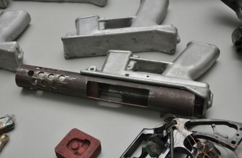 巴西警方展示缴获的自制武器,枪管仅长3厘米,枪身刻着