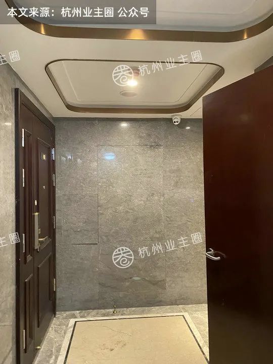 电梯在宣传材料中是 "一梯一户",实际上是两边开门的,一边门对着一户.
