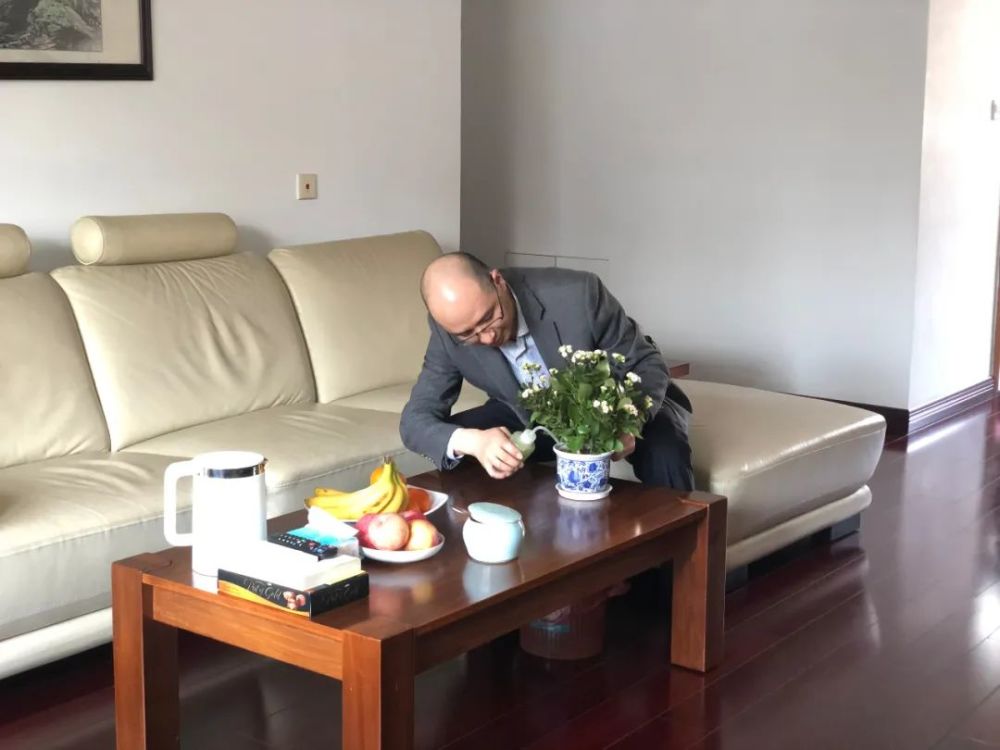 方士华奋战在一线抗疫,作为丈夫的曹贵华则在后方保障家庭,为妻子免去