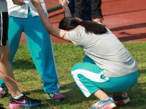 初中体育课,男生"最不理解"女生的3种行为,第三种看见就烦!