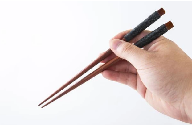 心理学:你拿筷子用哪种姿势?测你将来挣大钱还是败家