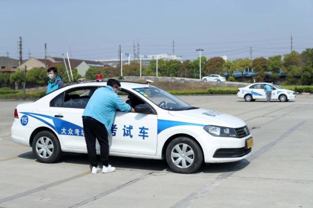 考官佩戴护目镜和口罩.