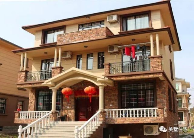 方正的房体,复古的文化石装饰,用罗马柱点缀,大气得体. 乡村美墅10