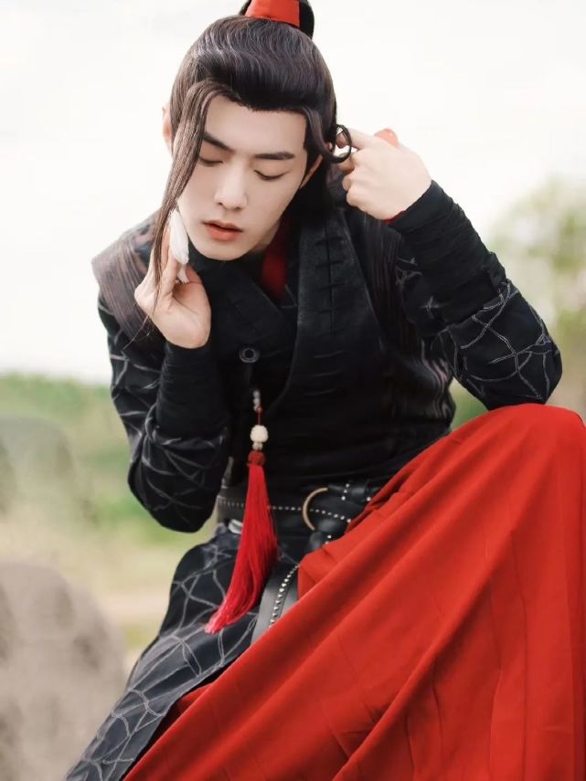 肖战式温暖,红衣少年依然俊朗!