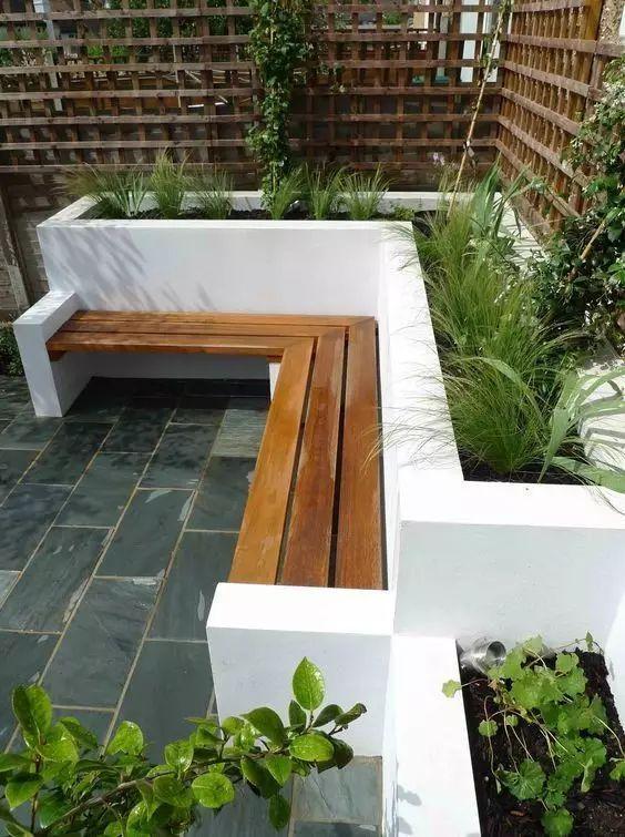 花池也可以用砖砌,做上白色外墙涂料,只在座椅部分使用防腐木,白色和