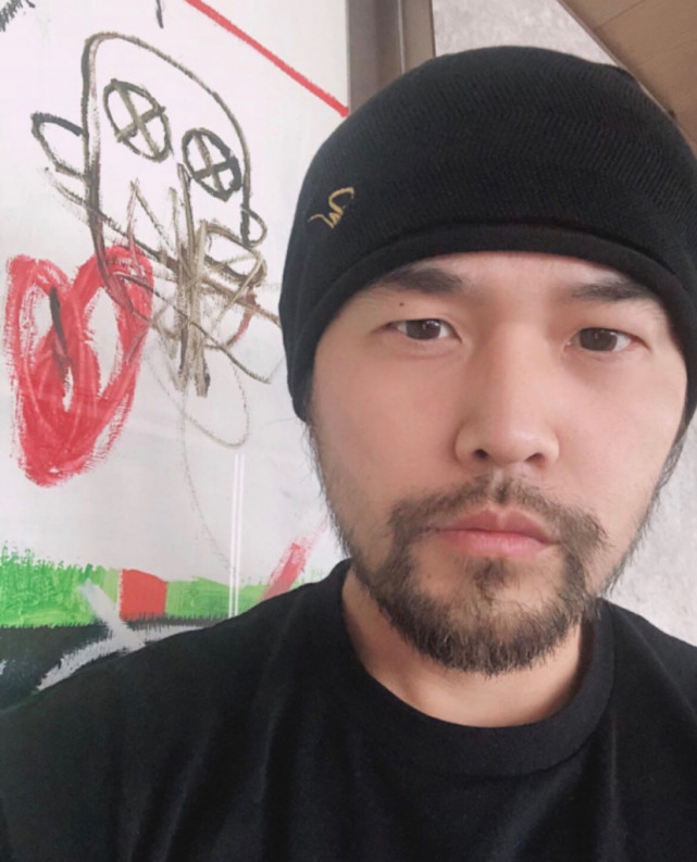 周杰伦晒自拍胡子拉碴超有男人味,好友两字评论让周杰伦笑开花