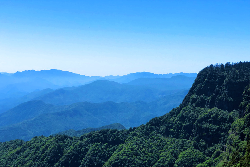 瓦屋山气势磅礴