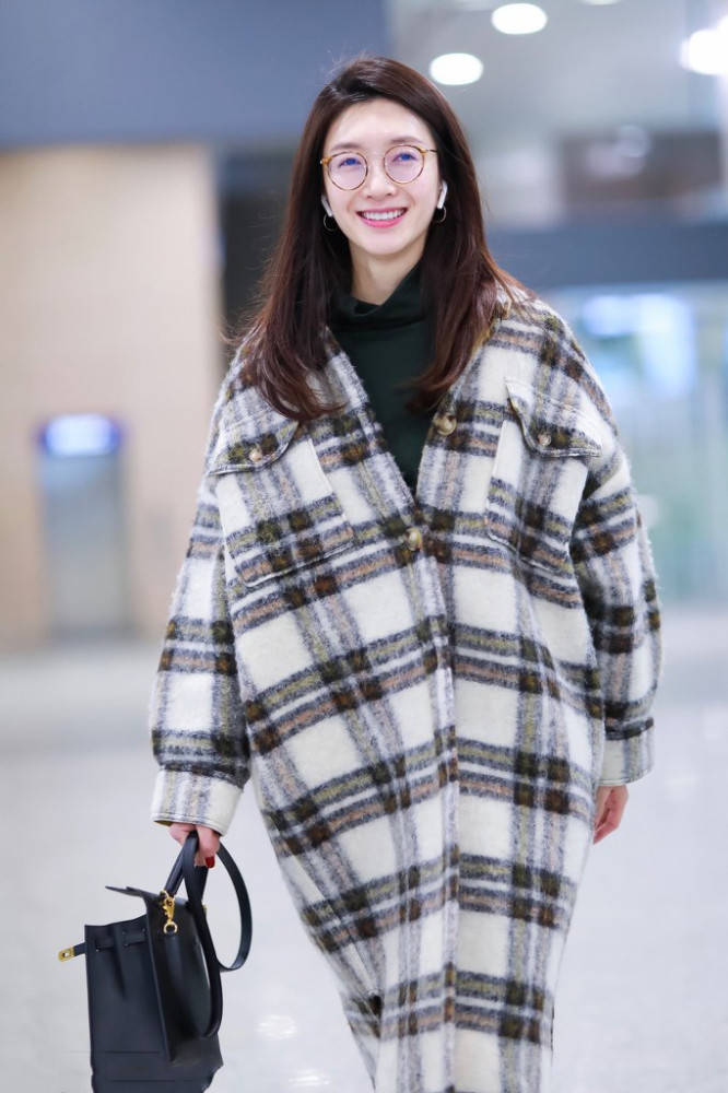 "曹皇后"江疏影美得低调,戴眼镜穿格纹大衣,气质高级让人服气