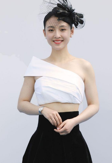 吴倩终于高调一回,穿露脐短装半露香肩戴黑色头纱,优雅又性感!
