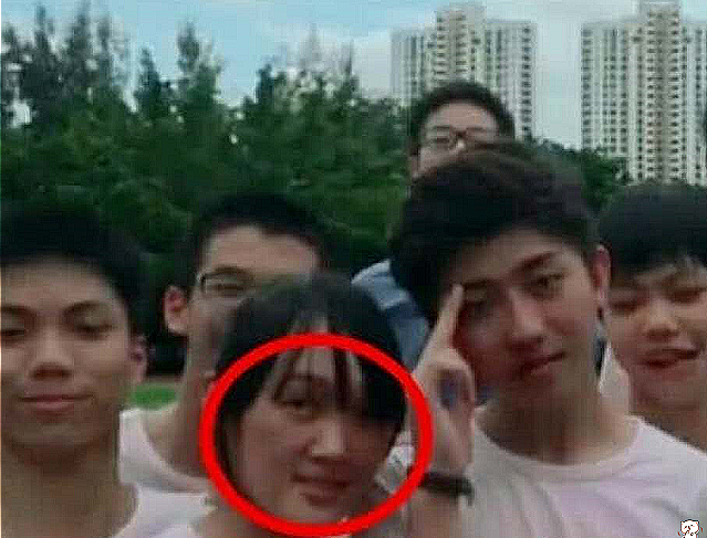 蔡徐坤"初恋女友"被公开?看到两人脸贴脸的距离,ikun