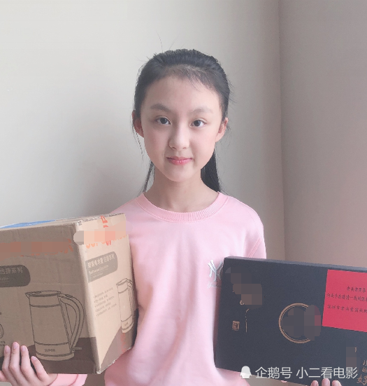 不过看周漾玥的近照,颜值已经跟演戏时期变化很多.