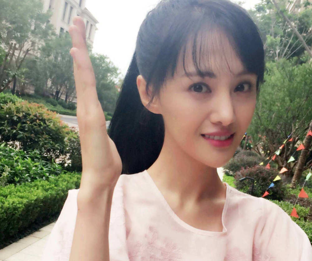 郑爽说自己姐姐比明星还漂亮,本以为开玩笑,看清颜值后:不出道可惜了