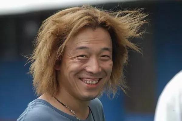 名嘴蔡康永,如簧的巧舌搭配的却是一口乱牙.