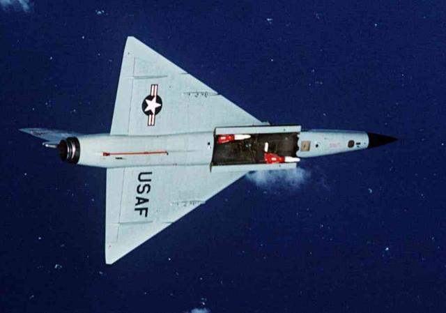 (f-106和今天的隐身战机类似,都采用了内置弹舱的设计,弹舱内可以装备