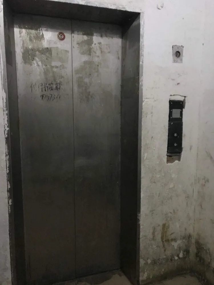 小区内电梯损坏
