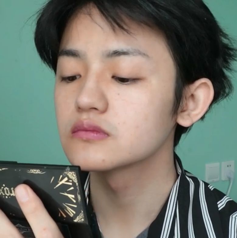小哥哥“仿妆”Lisa，开始：男生凑什么热闹，结果：求教程！