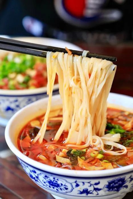作为岐山美食的金字招牌,臊子面真的无愧于"神来之食"和"天下第一面"