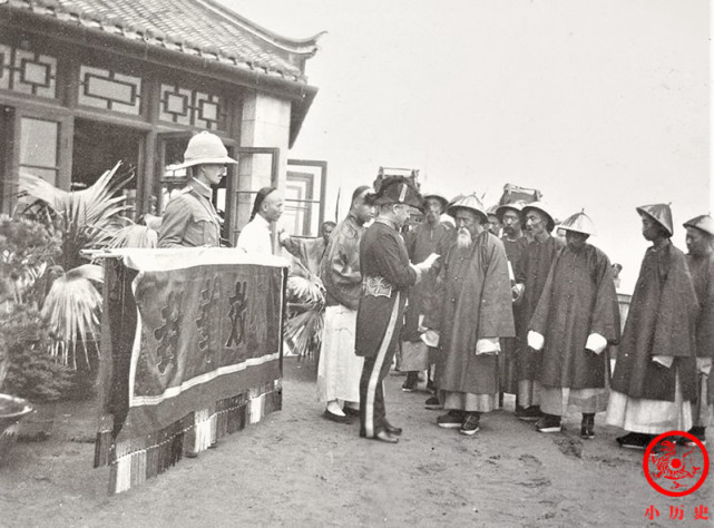 1902年老照片:清政府官员向殖民者下跪,低眉顺眼之状