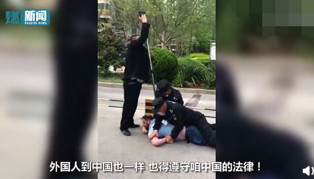 抓人口罩被打_戴口罩的卡通图片