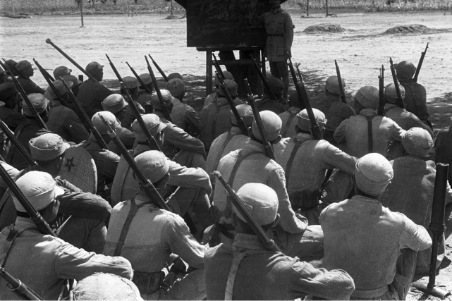 从一张八路学习照中,看看1942年的八路军王牌部队有多