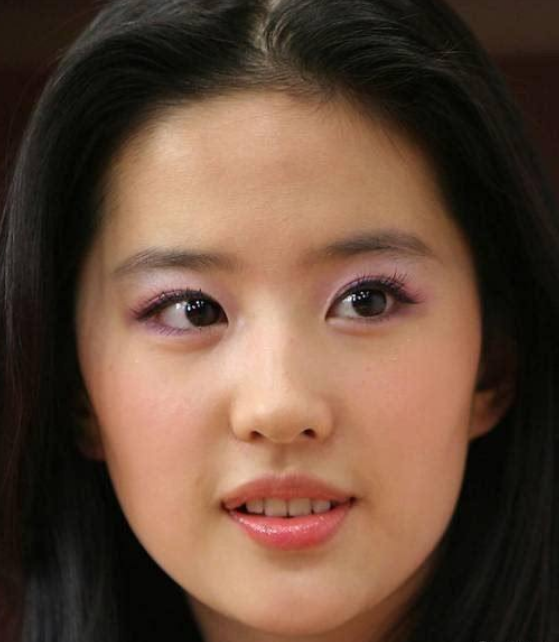 扇形眼头窄,眼尾宽,基本是百搭不管你是吊眼还是睑裂短小还是肿泡眼