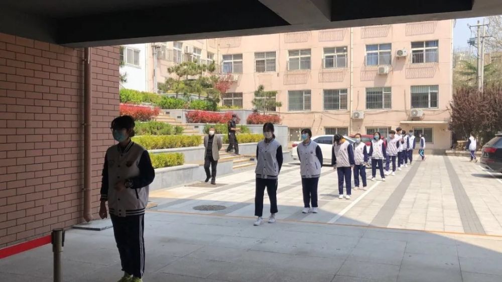 青岛城阳一中的学生们有序就餐;宿舍门口由宿管老师对学生进行
