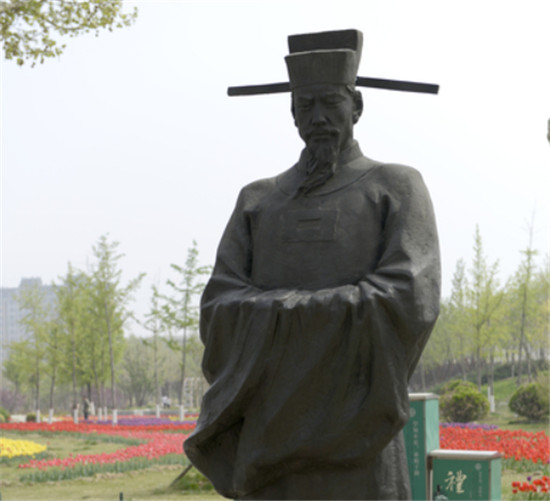 也非常伤心,顿时泪流满面,宋仁宗的眼眶也已湿润,二人于是抱头痛哭
