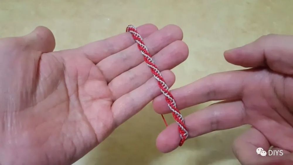 手工绳编教程,螺旋手链的绳编方法!