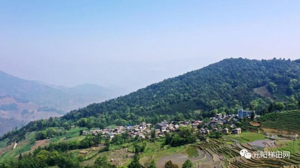 这里是大拉卡汉寨村大拉卡村属于这9个村委会其中的一个,地处小新街乡