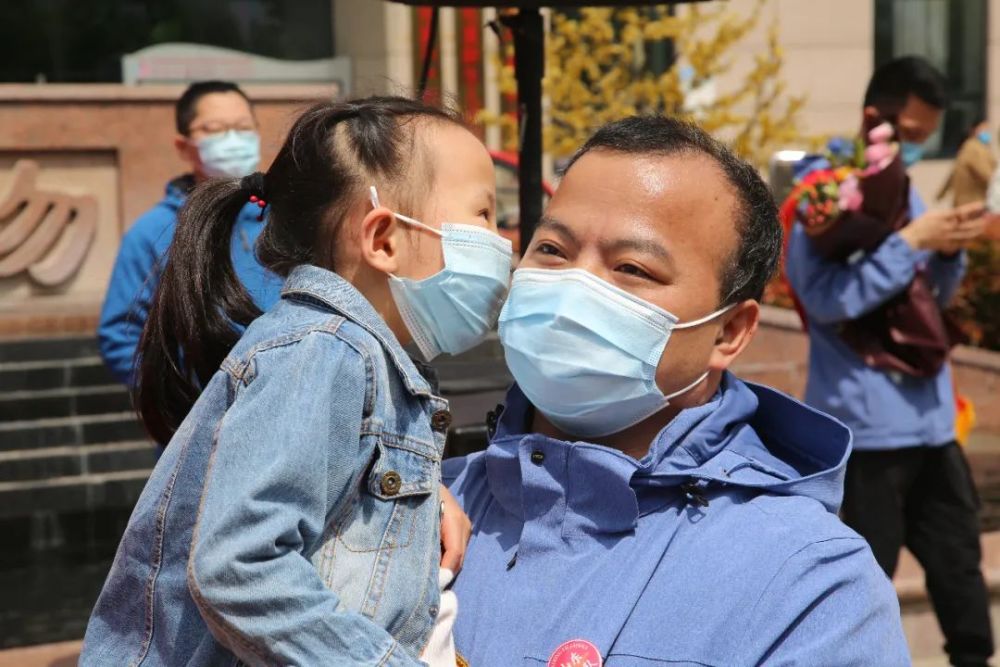 聊城援鄂医师张道福回家,抱起儿女泪满襟