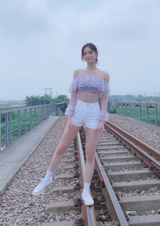 许佳琪出道前旧照流出,"儿童吊带"她当上衣穿,这腰怕是最细的