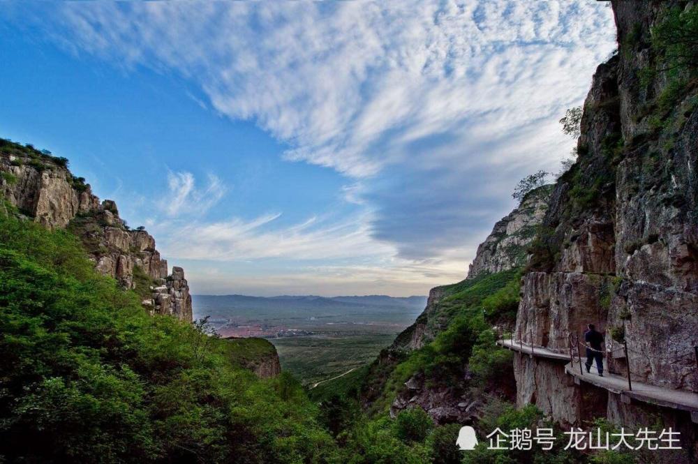 在北岳恒山脚下浑源县城东北二十里的龙首山下有一个很普通的小村子名