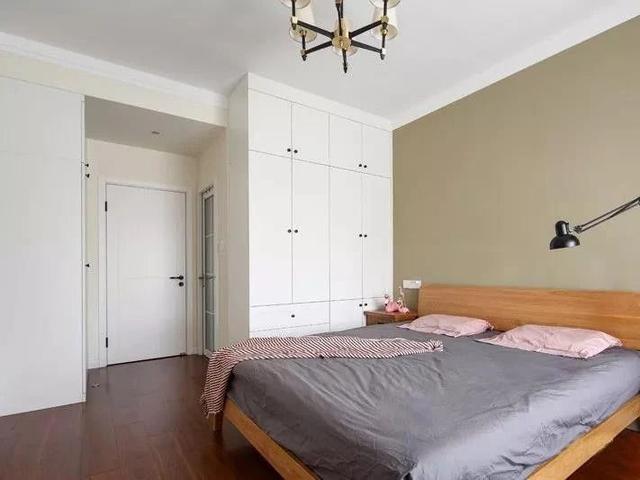 白色衣柜,原木色床和深色乳胶漆背景,简洁又耐看.