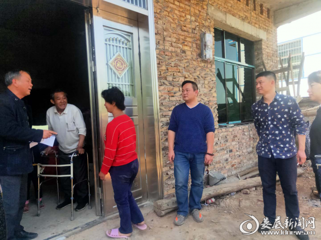 我一定会努力把日子越过越好……"涟源市伏口镇漆树村贫困户郭子权接