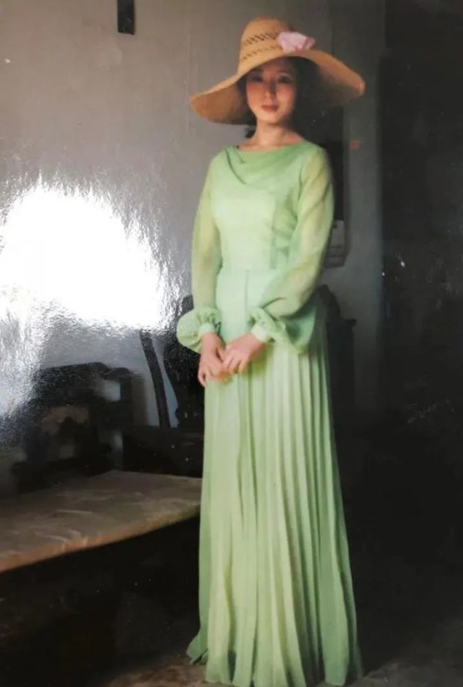 严歌苓穿着姑姑寄来的裙子拍的照片 那一年,她刚刚脱下军装 但她却把