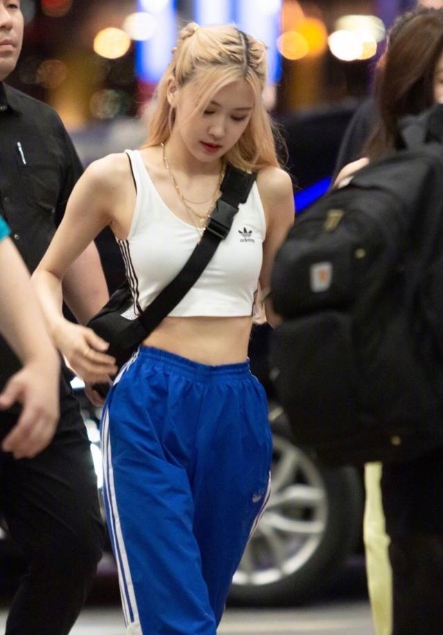 "人间蜜桑"朴彩英私服,穿豹纹露脐上衣,"蚂蚁腰"名不虚传
