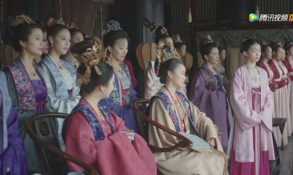 《清平乐》的女子服饰形制,采用的是抹胸 褙子,内衣外穿的款式.